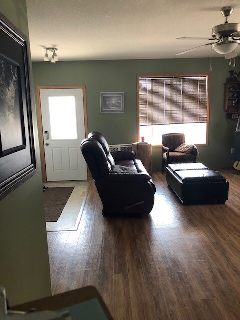 Photo du bâtiment - 4 Bed 2.5 Bath Unit in Olds, AB