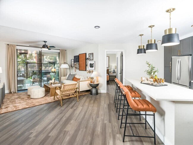 Los diseños de concepto abierto combinan cocinas modernas con áreas de estar elegantes, perfectas para entretener o relajarse en casa. - Modera Reserve