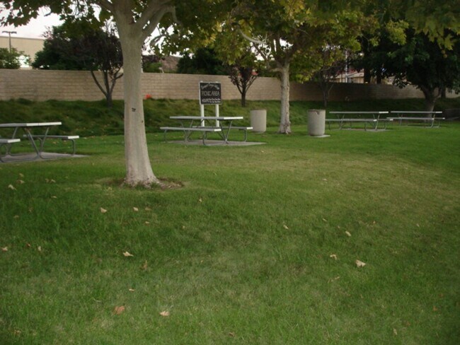 Building Photo - Charming 2-Bedroom Condo in Bouquet Canyon Village, Saugus!