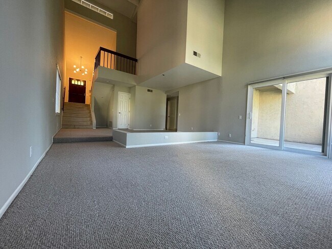 Foto del edificio - Impeccable end-unit La Mancha townhome in Mission Viejo