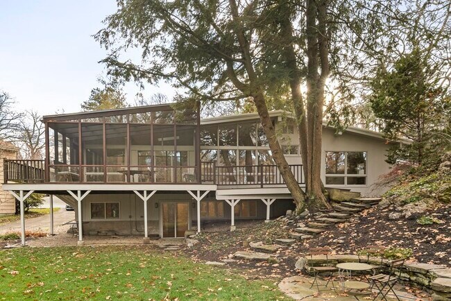 Building Photo - 367 Newton St