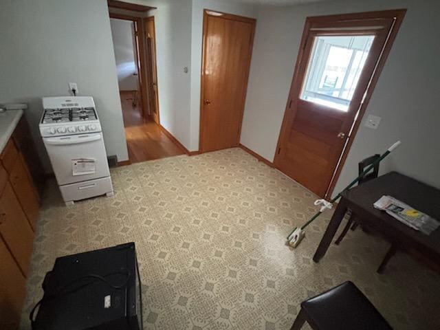 Cocina/comedor del apartamento (estufa y refrigerador nuevos) - 2823 Pittsburgh Ave