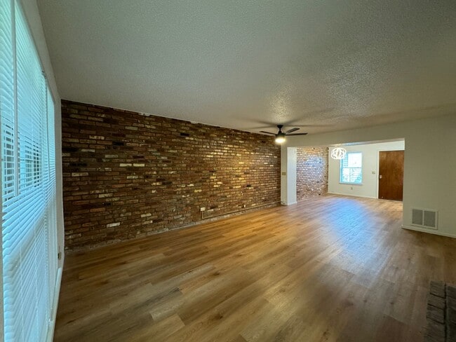 Foto del edificio - $500 OFF MOVE IN SPECIAL | Cozy Townhome in Quail Creek 2/2.5/2 Car Garage