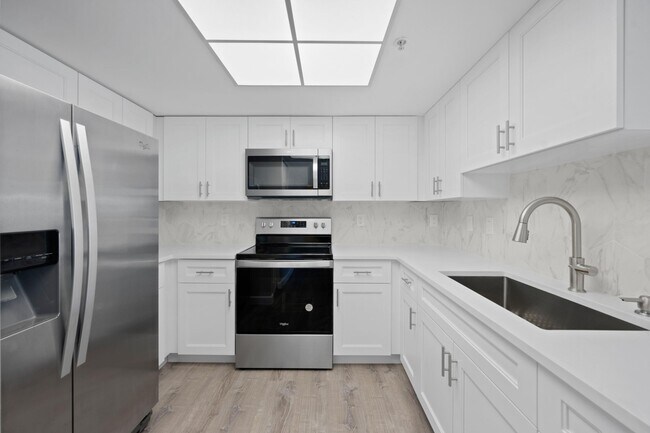 Foto del edificio - 500 Crestwood Ct N