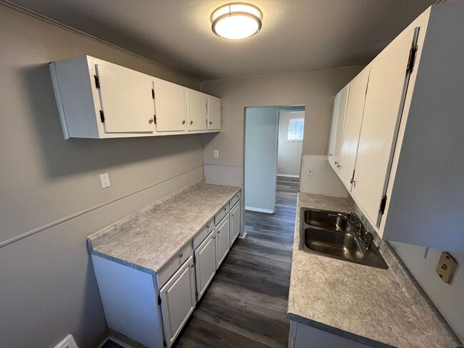 Building Photo - 3 Bedroom 1 Bath Home with Attached Garage...