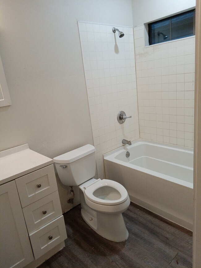 Baño - 324 W Cummings St