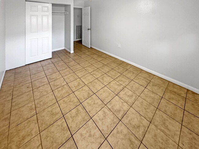 Foto del edificio - Spacious 3-Bedroom Home on Corner Lot – Av...