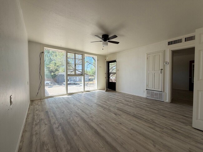 Foto del edificio - 609 W 11th St