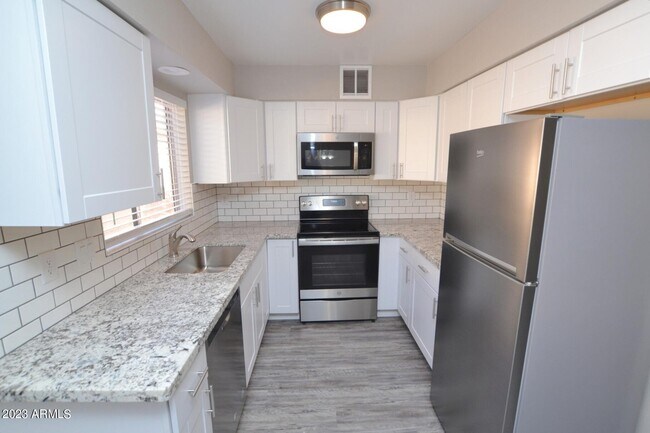 Building Photo - 645 N Arrowhead Dr