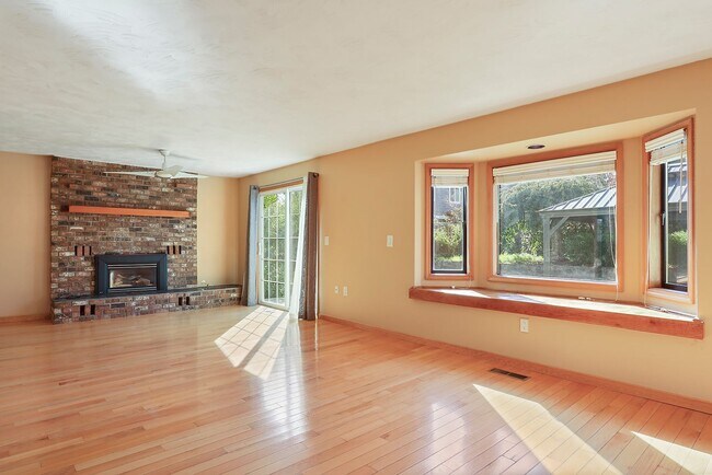 Building Photo - Application Pending - 3 Bedroom Home For R...