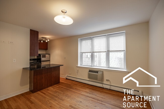 Building Photo - 628 W Wrightwood Ave