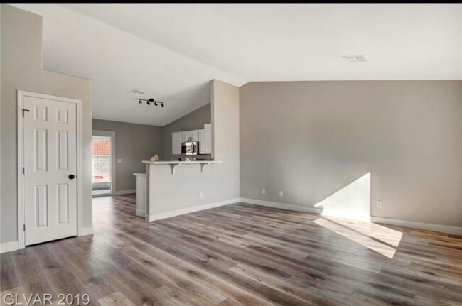 Foto del edificio - 1 Crinoline Ave