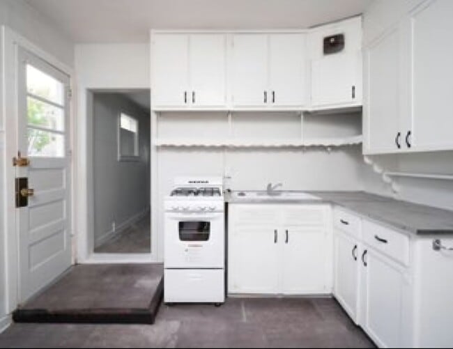 Building Photo - A nice 2 bedroom home
