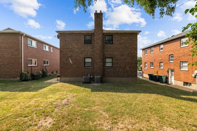 Building Photo - Spacious 3 Bedroom in Webster Groves