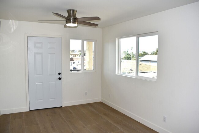 Foto del edificio - Brand New Construction in Gated Complex 1 ...