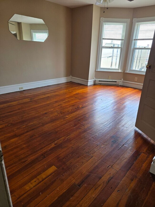 Building Photo - 1424 W Chew St