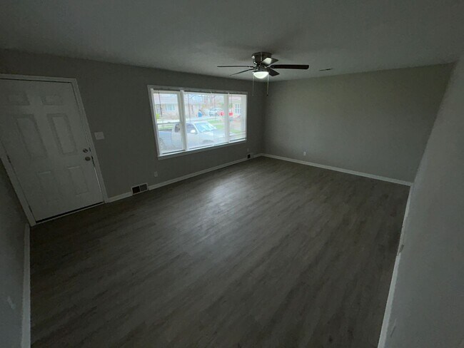 Building Photo - Charming 3-bedroom, 1.5-bathroom house loc...