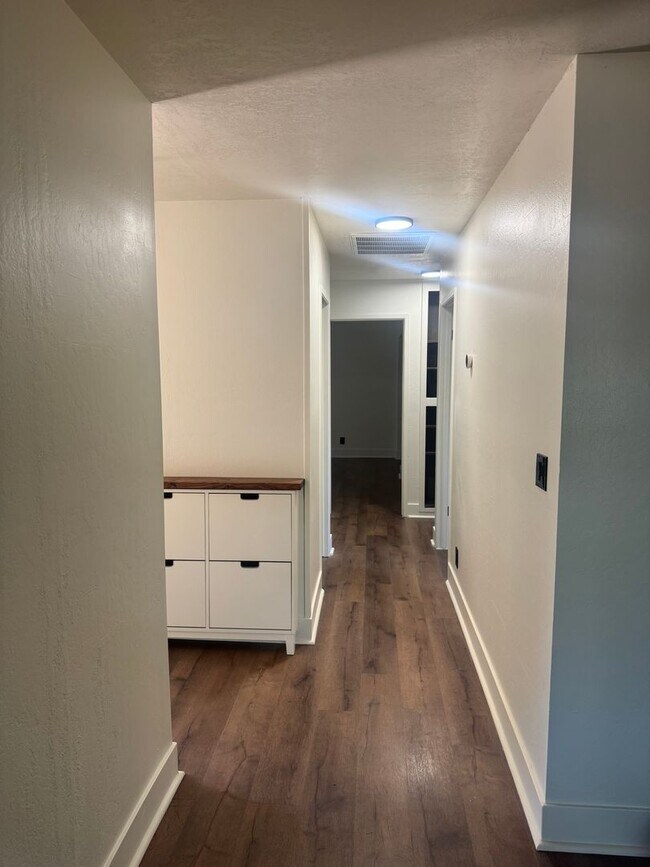 Foto del edificio - NEWLY REMODELED 3 BED/2 BATH HOME IN REDDING