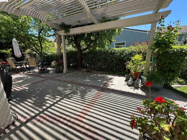 Building Photo - 360 Gladstone Dr