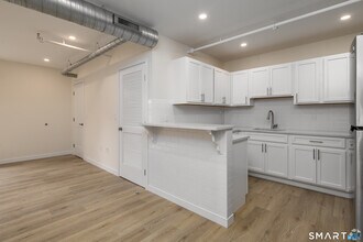 Building Photo - 584 Main St