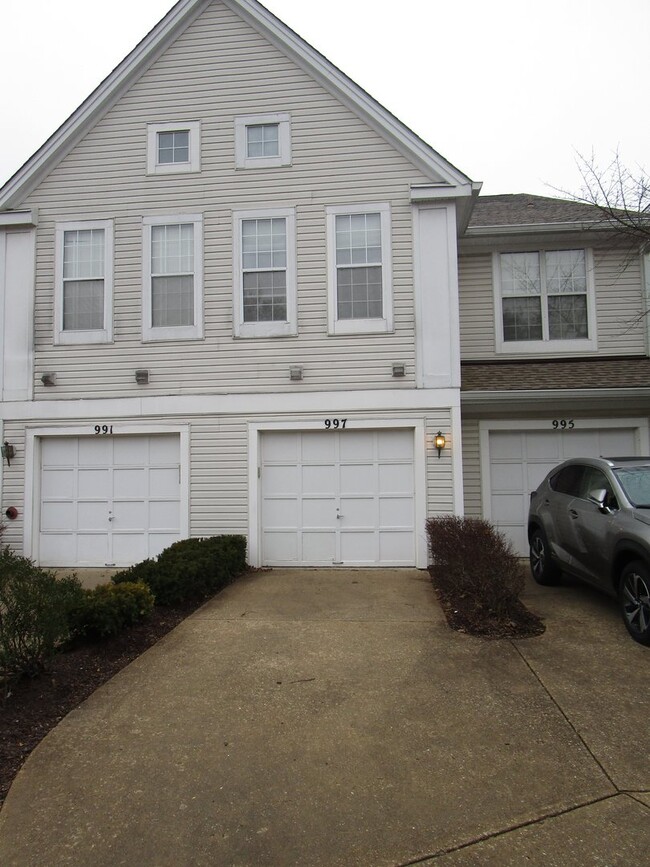 Building Photo - 997 Hillside Lake Terrace