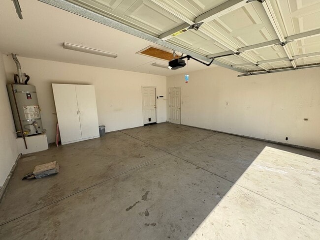 Building Photo - Very Spacious South East Visalia Home Avai...