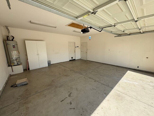 Foto del edificio - Very Spacious South East Visalia Home Avai...