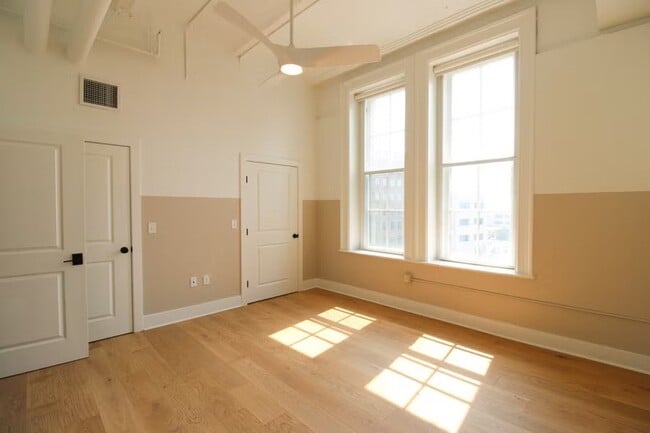 Building Photo - 30 W Broad St