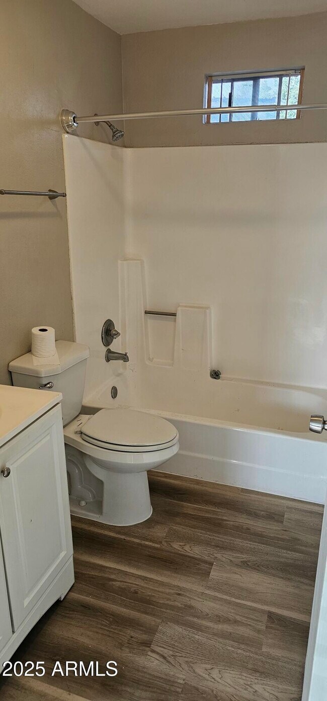 Foto del edificio - 1551 E Christy Dr