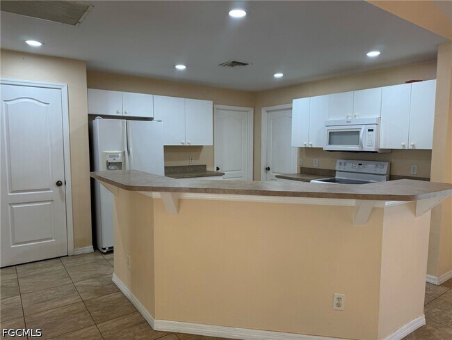 Foto del edificio - 224 Kismet Pkwy E