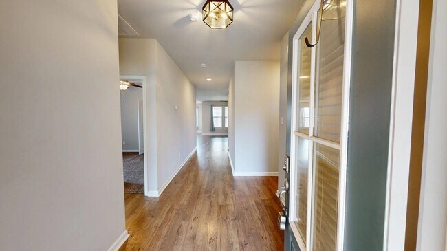 Foto del edificio - 3139 Crest Ln