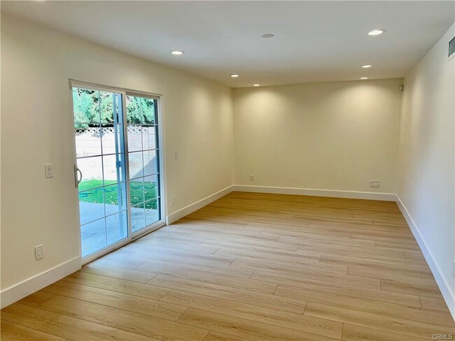 Foto del edificio - 6341 Callicott Ave
