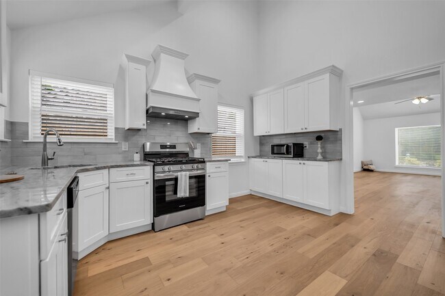 Foto del edificio - 23922 Creek Ridge Dr