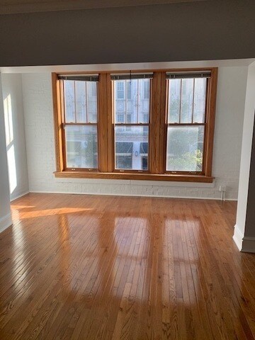 Primary Photo - 1040 W Bryn Mawr Ave