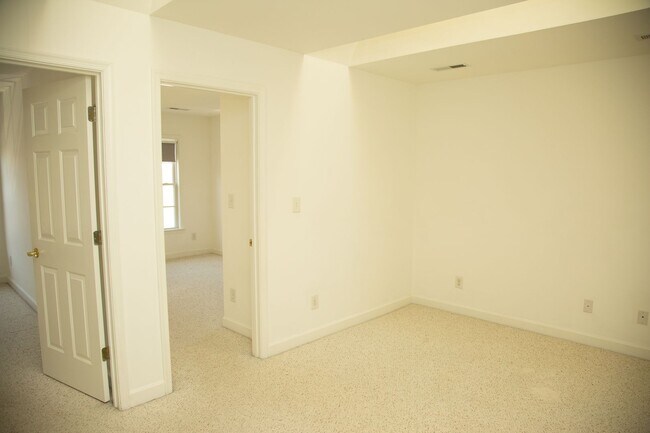 Building Photo - Three Bedroom Townhouse Available in Fores...