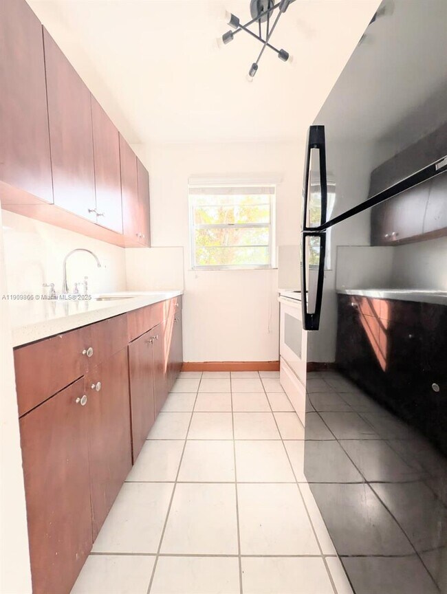 Foto del edificio - 1551 NE 8th St