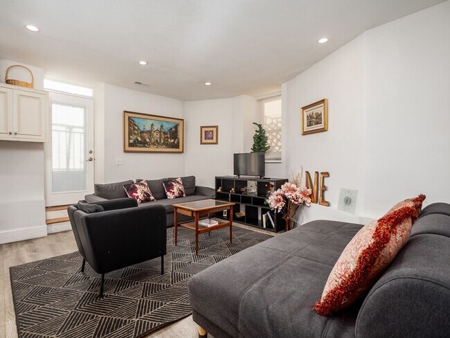 Foto del edificio - Great 6 bedroom Available 09/01/26