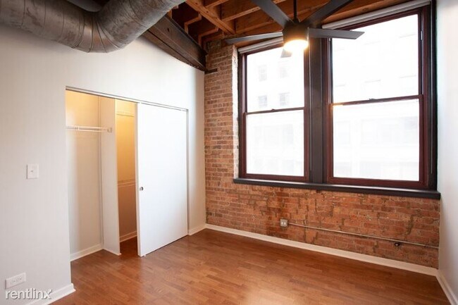 Building Photo - 131 N Green St