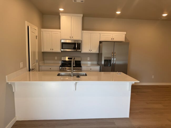 Building Photo - 1802 SW Poigai Wy