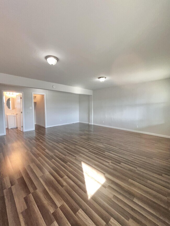 Building Photo - 3640 Pio Pico Dr
