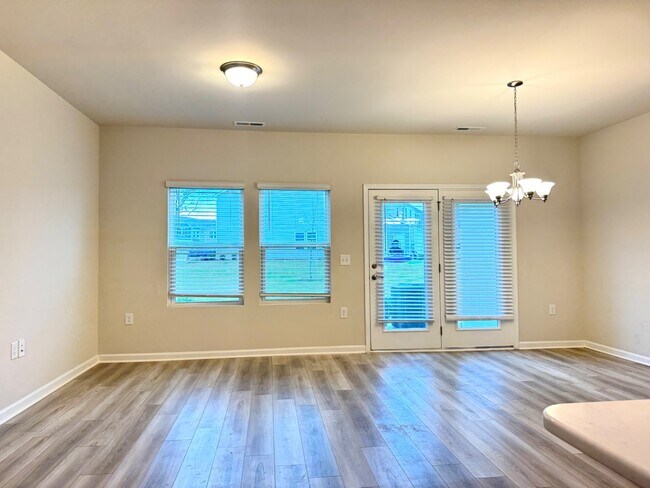 Building Photo - 3 Bedroom Townhome with Garage for Rent
