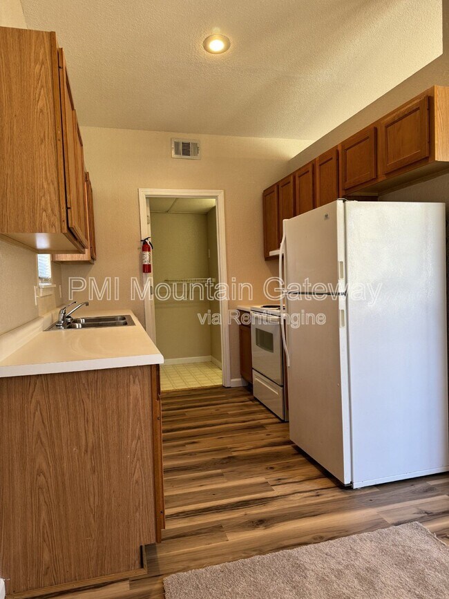 Foto del edificio - 131 Primrose Dr