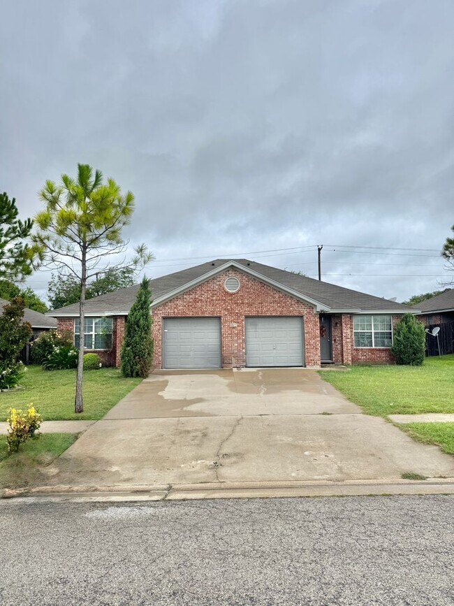 Building Photo - 6502 Temora Loop
