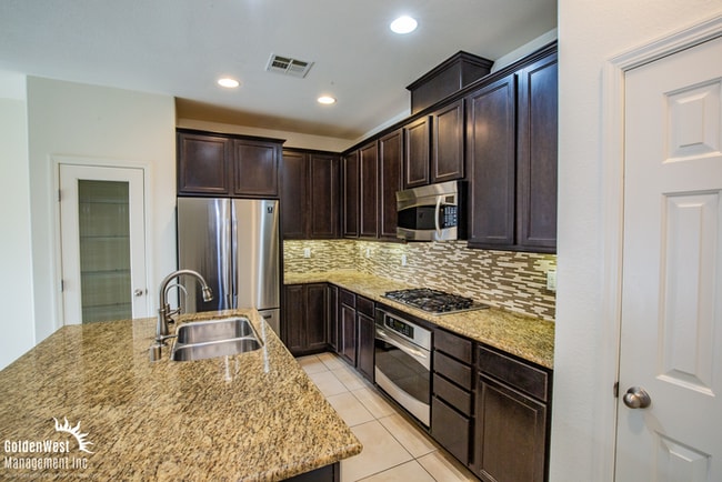 Foto del edificio - Beautifully Maintained 3Bdm 2.5Ba Two-Story Home nestled in a desirable Southwest Las Vegas neigh...