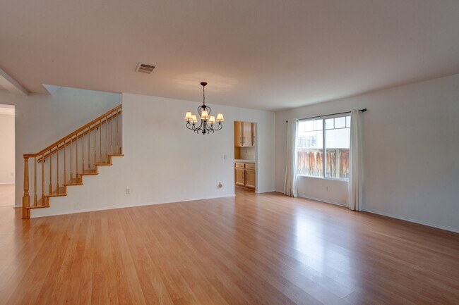 Foto del edificio - Beautiful 5 Bedroom Home (1 Downstairs) with VIEWS