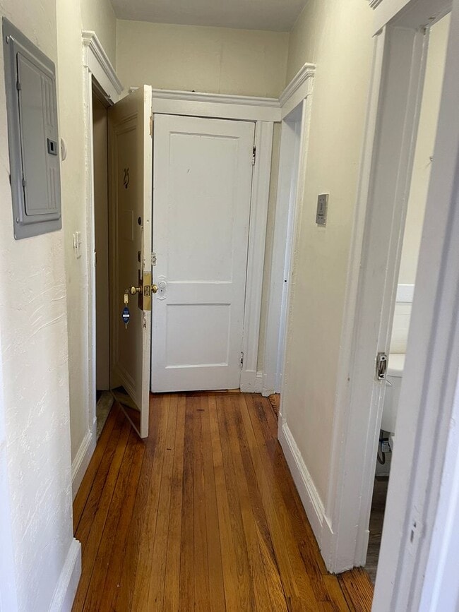 Building Photo - Modern and spacious STUDIO   NO Fee Close ...