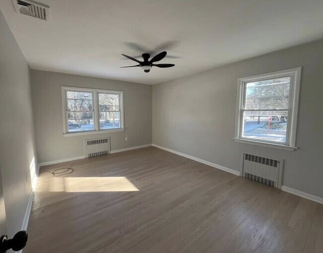 Foto del edificio - 252 Knickerbocker Rd