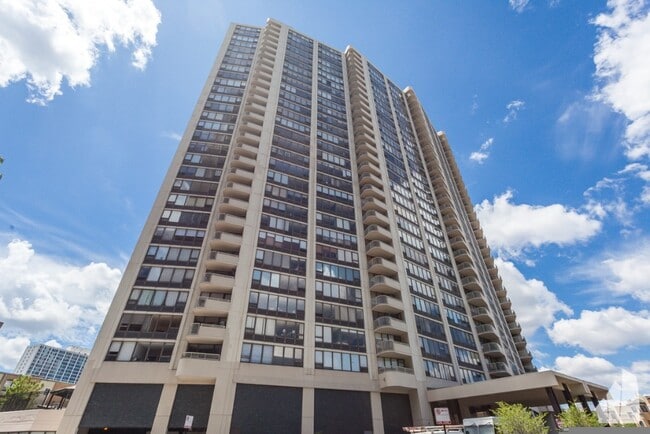 Building Photo - 3930 N Pine Grove Ave