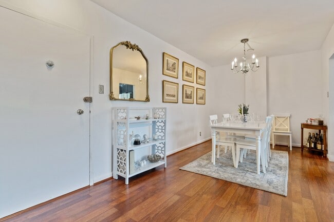 Foto del edificio - 4200 Cathedral Ave NW