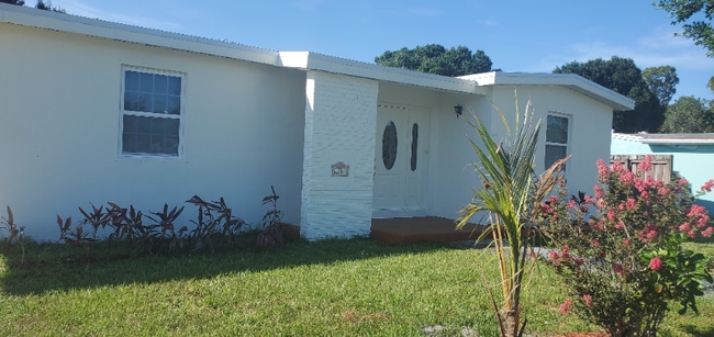 Building Photo - 131 SE Serenata Ct
